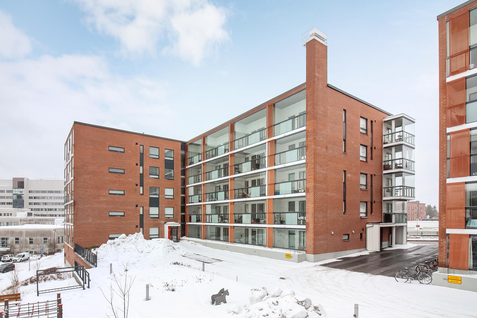 Pääkuva: julkisivukuva.